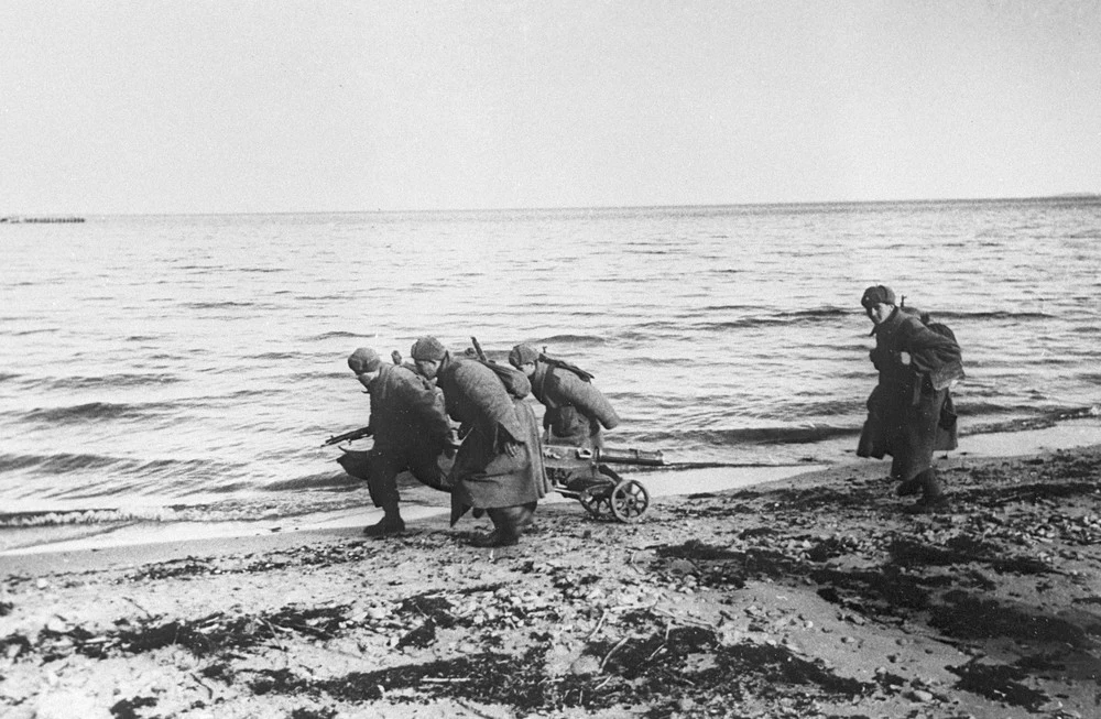 Żołnierze Armii Czerwonej na brzegu Zatoki Gdańskiej