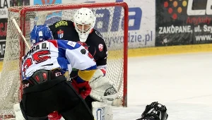 Hokeista Podhala Damian Kapica (z lewej) ucieka Davidowi Turoniowi z Ciarko PBS Bank 