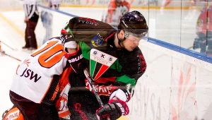 Kacper Guzik z GKS-u Tychy kontra Tomasz Kulas z JKH (numer 10).