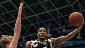 Koszykarz Śląska Wrocław Denis Ikowlew (L) blokuje Chrisa Wrighta (P) z PGE Turów Zgorzelec podczas meczu ekstraklasy,
