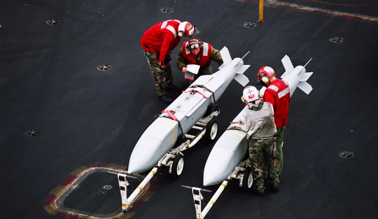 Jeden z najlepszych środków przenoszenia głowic E - bomba AGM-154 JSOW                                             Fot. US Navy