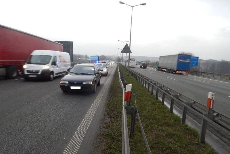 Samochód został pozostawiony na lewym pasie autostrady