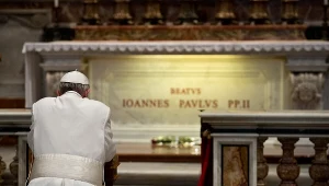 Papież Franciszek przy grobie Jana Pawła II