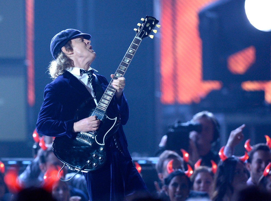 Angus Young (AC/DC) w swojej charakterystycznej pozie