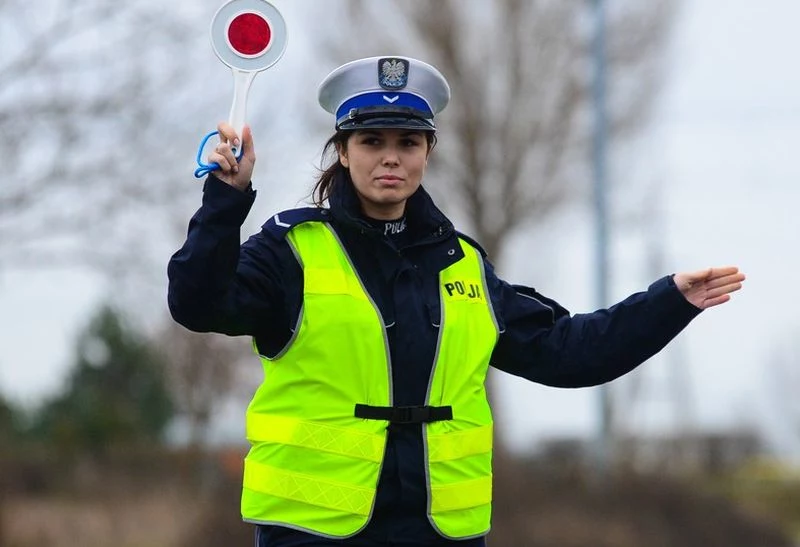 Aby przetestować w praktyce przyjęte rozwiązania i zachęcić społeczeństwo do udziału w tym gigantycznym przedsięwzięciu, planujemy  sprywatyzować drogówkę - informuje insp. Janusz Kąsek