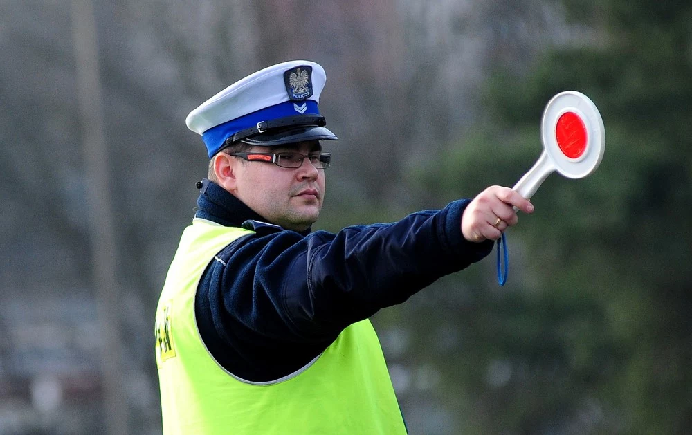 Motocyklista na widok policjantów... przewrócił się