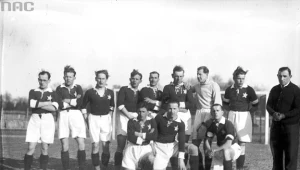 Mistrzowie Polski Wisła Kraków (Henryk Reyman szósty od lewej w górnym rzędzie)