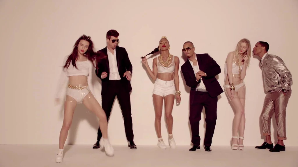 Robin Thicke, Pharrell i T.I. w klipie "Blurred Lines"