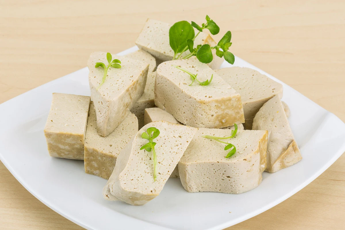 Jeżeli chcemy zjeść wegetariański klepok, zastąpmy kiełbasę tofu