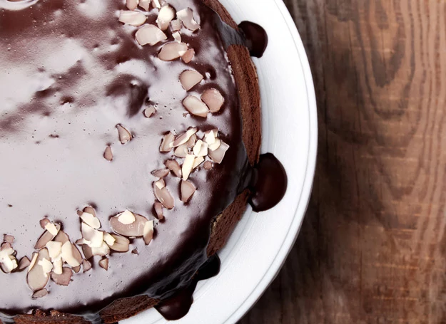 Ciasto możesz ozdobić czekoladową polewą. 