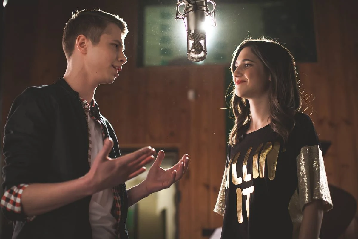 Szymon Chodyniecki i Lodovica Comello na planie wspólnego teledysku Szymon Chodyniecki i Lodovica Comello na planie wspólnego teledysku