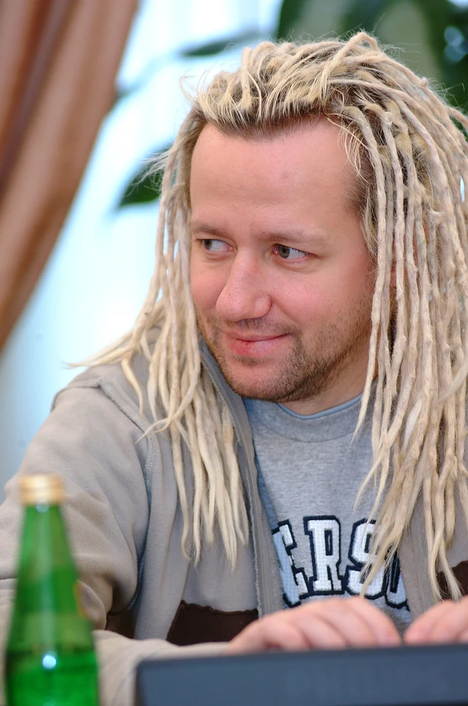 1 kwietnia 2015 roku zmarł Robert Leszczyński, popularny dziennikarz muzyczny i były juror telewizyjnego "Idola". Informacja o śmierci Roberta Leszczyńskiego początkowo była tak niespodziewana i zaskakująca, że niektórzy pomyśleli nawet, że to makabryczny prima aprilis. Dziennikarz miał 48 lat. Jego ciało znaleziono w domu. 1 kwietnia 2015 roku zmarł Robert Leszczyński, popularny dziennikarz muzyczny i były juror telewizyjnego "Idola". Informacja o śmierci Roberta Leszczyńskiego początkowo była tak niespodziewana i zaskakująca, że niektórzy pomyśleli nawet, że to makabryczny prima aprilis. Dziennikarz miał 48 lat. Jego ciało znaleziono w domu.