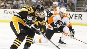 Sidney Crosby z Pittsburgh Penguins podczas meczu z Philadelphia Flyers 
