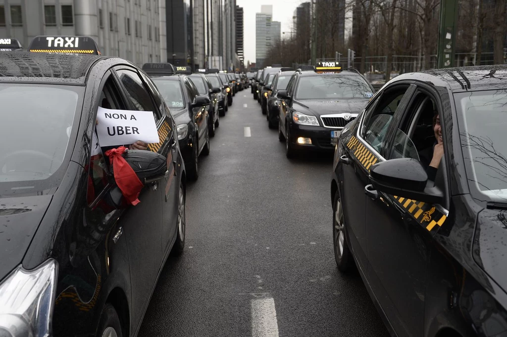 Działalność Ubera przeszkadza taksówkarzom, którzy nie chcą tańszej konkurencji