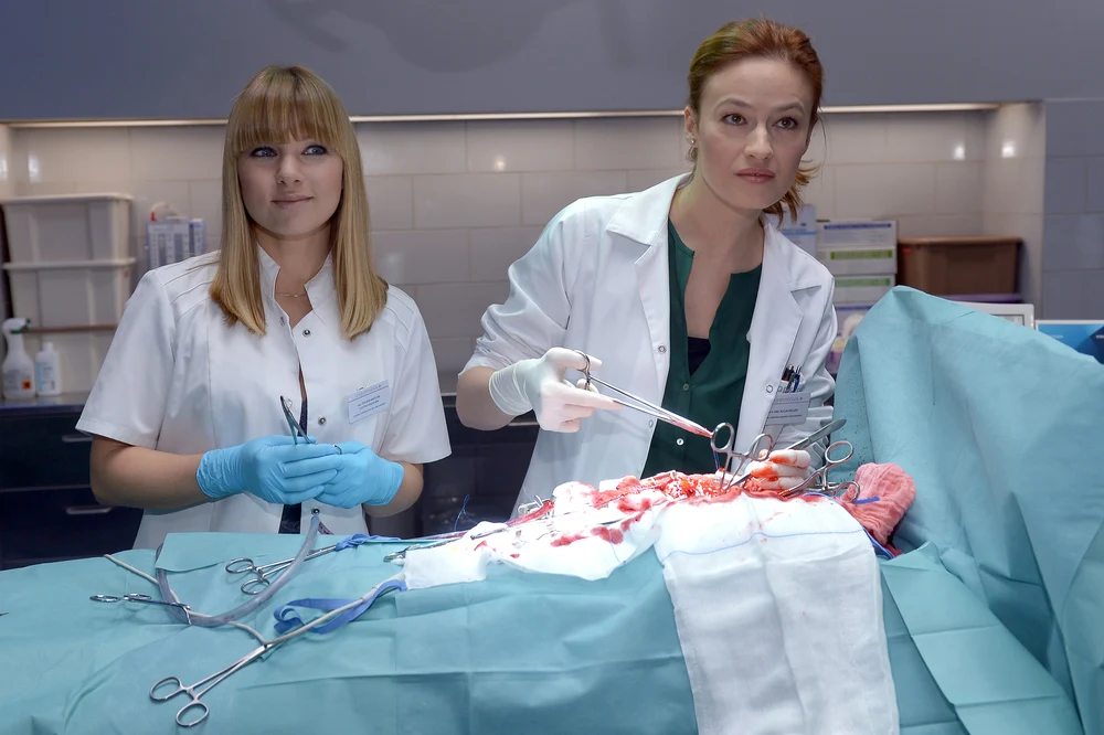 Katarzyna Bujakiewicz i Magdalena Różczka w serialu "Lekarze"