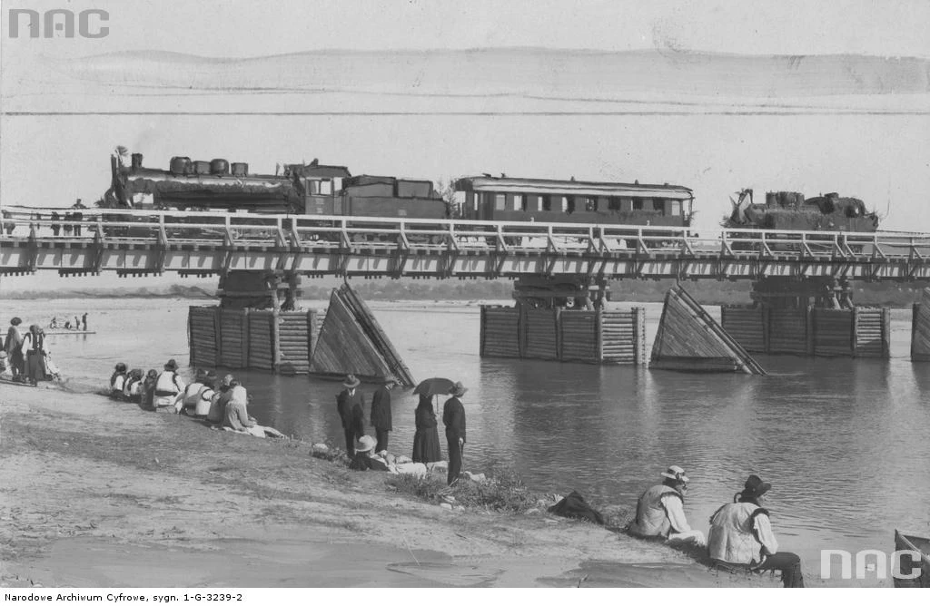 Otwarcie mostu kolejowego na rzece Czeremosz w Kutach łączącego Polskę z Rumunią. Pierwszy pociąg na moście. Z lewej widoczny parowóz Tw 1, 1930