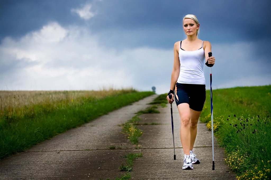 Nordic walking polecany  jest osobom ze słabszymi  stawami i mięśniami.