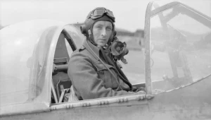 Stanisław Skalski w brytyjskim samolotocie "Spitfire" fot. Wikipedia