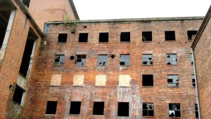 Obecny widok budynków fabrycznych po Zakładach Włókien Chemicznych "Chemitex Celwiskoza" przypomina zapewne podobny stan jak w 1945 roku...