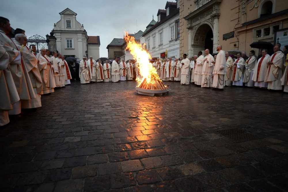 Wielka Sobota, obrzęd poświęcenia światła w Częstochowie