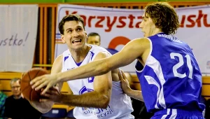 John Turek (z piłką) kontra Ivan Marinković z zespołu gości