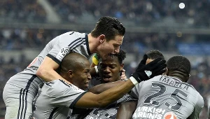 Andre Ayew w otoczeniu kolegów z Olympique Marsylia
