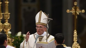 Papież Franciszek w trakcie homilii mszy Wigilii Paschalnej