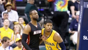 Paul George #13 z Indiana Pacers pilnuje Dwayne'a Wade'a z Miami.