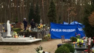 Policja przy zbezczeszczonym grobowcu 