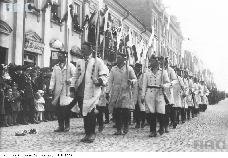Tarnopol - święto 3 Maja. Fragment defilady. Na pierwszym planie grupa ludzi w strojach kosynierów; 1933
