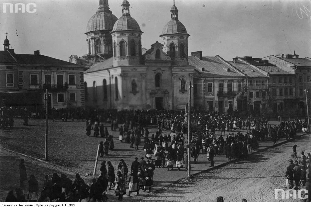 Brzeżany - Rynek i kosciół św. Trójcy