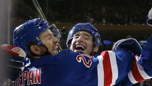 Derek Stepan i Dan Girardi świętują zwycięstwo Rangersów