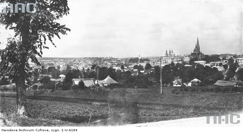 Panorama Tarnopola z widocznym po prawej stronie kościołem oo. Dominikanów i kościołem parafialnym pw. Matki Bożej Nieustającej Pomocy