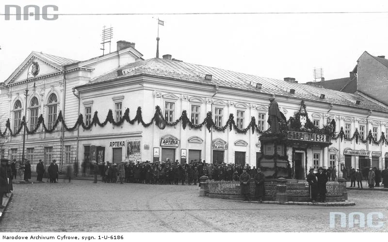 Tarnopol - ulica Mickiewicza i pomnik Adama Mickiewicza według projektu Tomasza Dykasa. W głębi widoczny gmach magistratu