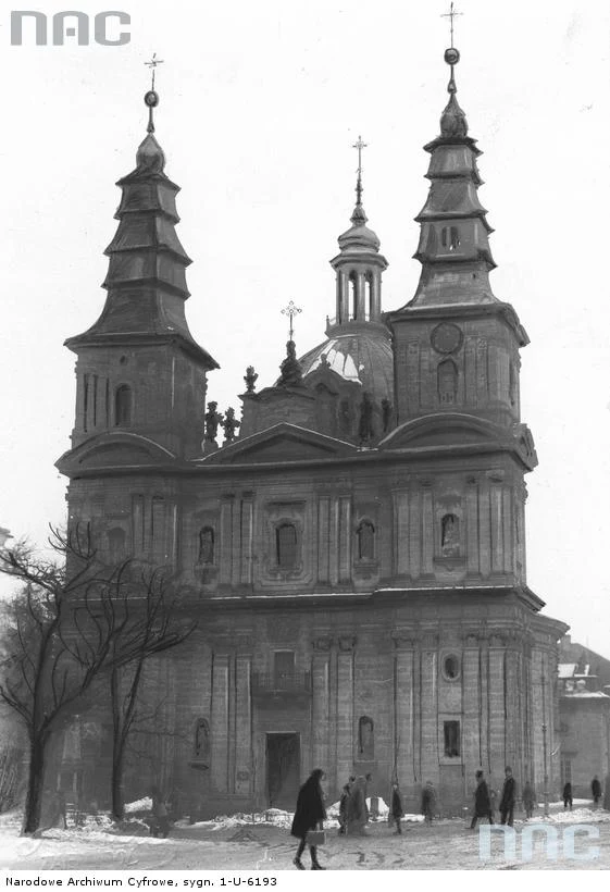 Tarnopol - Kościół oo. Dominikanów - widok ogólny od strony placu Sobieskiego frontu kościoła pw. św. Wincentego z Ferrary