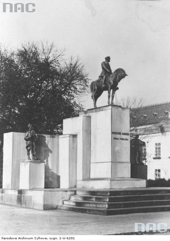 Tarnopol - pomnik marszałka Józefa Piłsudskiego na placu Sobieskiego dłuta Apolinarego Głowińskiego i inż. Dionizego Olańskiego, 1935