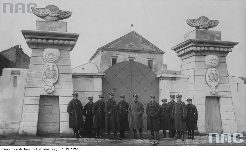 Tarnopol - oficerowie 54 Pułku Strzelców Kresowych przed bramą zamku, 1929