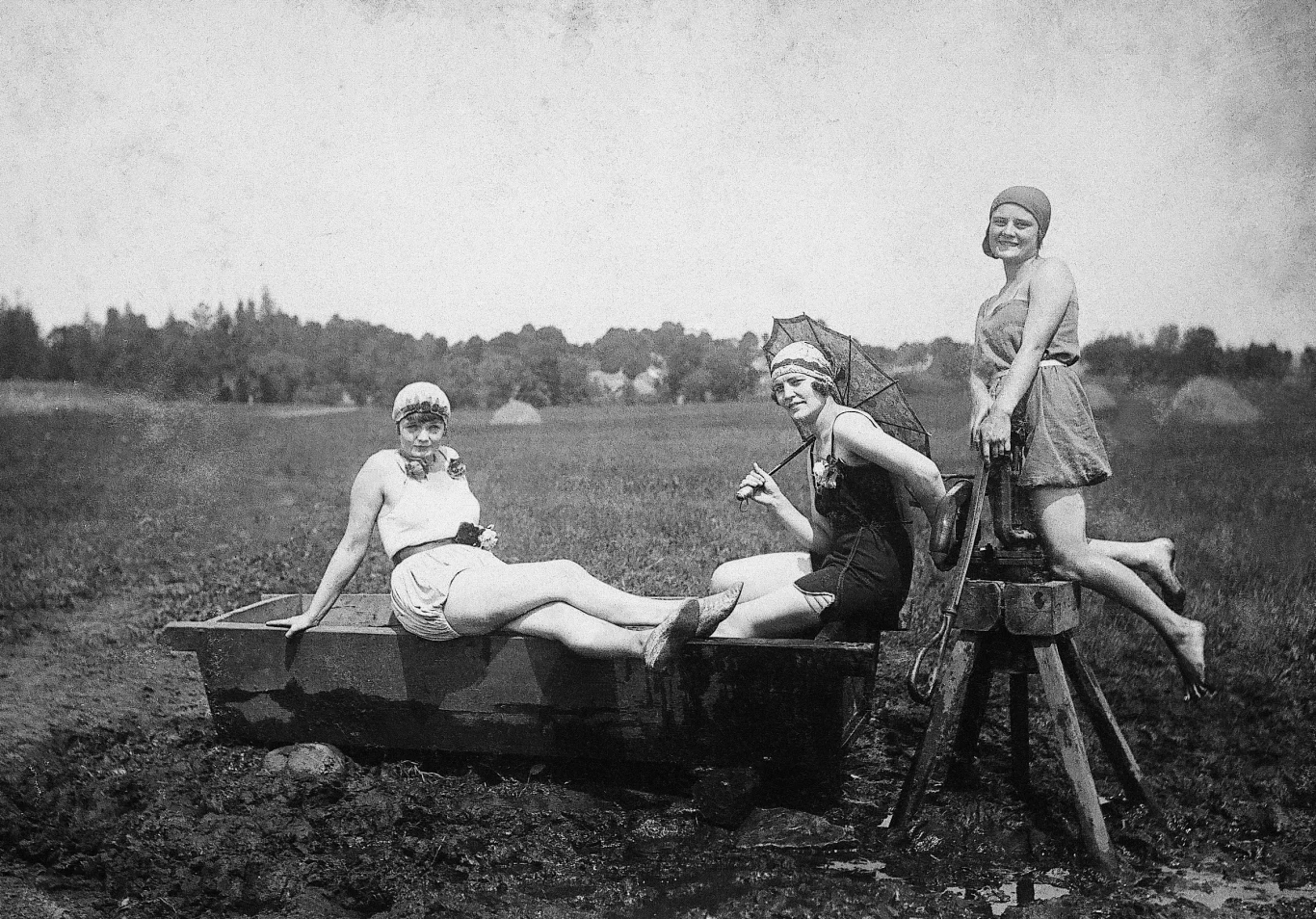 Złoczów, 1933. Letniczki w modnych strojach plażowych przy pompie na pastwisku