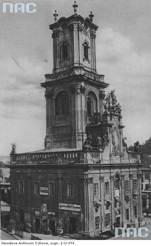 Buczacz - XVIII-wieczny ratusz z wieżą i rzeźbami Pinsla przedstawiającymi prace Herkulesa