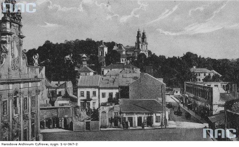 Buczacz - widok ogólny miasta. Widoczny fragment rynku z ratuszem , w tle klasztor o.o. bazylianów z XVIII w.