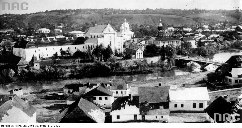 Trembowla - widok ogólny miasta. Po prawej stronie widoczny most na rzece Gniezna
