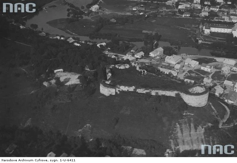 Trembowla - widok ogólny miasta z lotu ptaka. Na pierwszym planie widoczne pozostałości po zamku