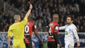 Sędzia pokazuje czerwoną kartkę piłkarzowi Auxerre