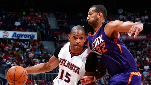 Z piłką Al Horford z Atlanty, powstrzymuje go Brandan Wright