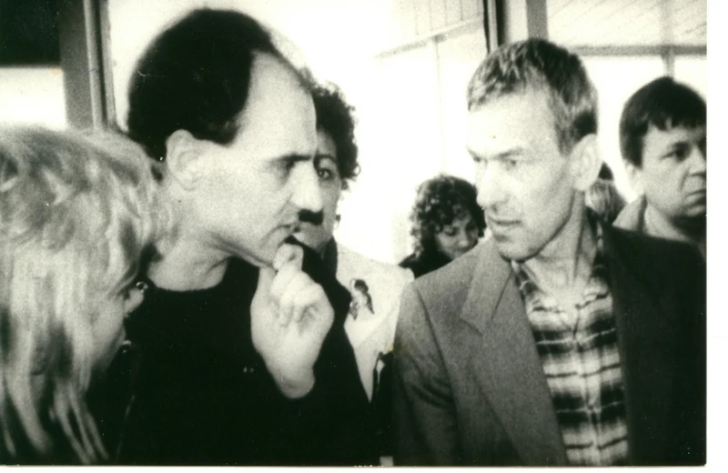 Lotnisko Okęcie. Deportacja Kornela Morawieckiego z Polski w 1988 r. (wraz ze stojącym obok Andrzejem Kołodziejem)