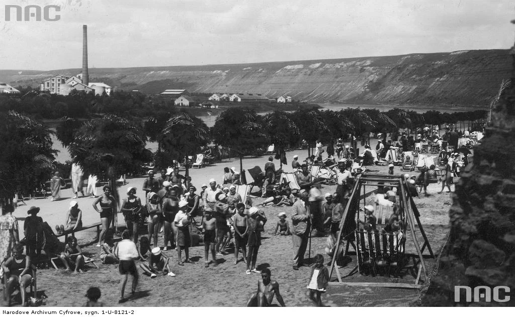 Zaleszczyki - fragment plaży tzw. słonecznej. Widoczni opalający się kuracjusze 