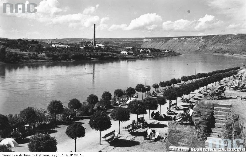 Zaleszczyki - fragment plaży tzw. słonecznej. Na pierwszym planie widoczne schody wykute w skale oraz opalający się kuracjusze