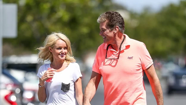 David Hasselhoff i Hayley Roberts