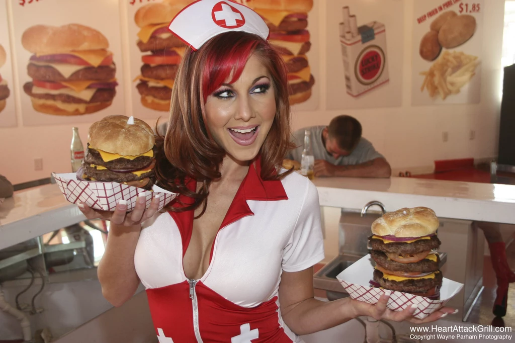 W Heart Attack Grill seksowne pielęgniarki pomagają w walce z anoreksją...