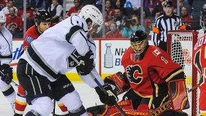 Anze Kopitar (z lewej) w meczu z Calgary Flames